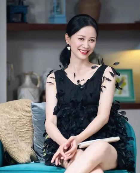 真羡慕这样的女人，要颜值有颜值，要身材有身材，要脸蛋有脸蛋，穿搭也得体，就是这坐