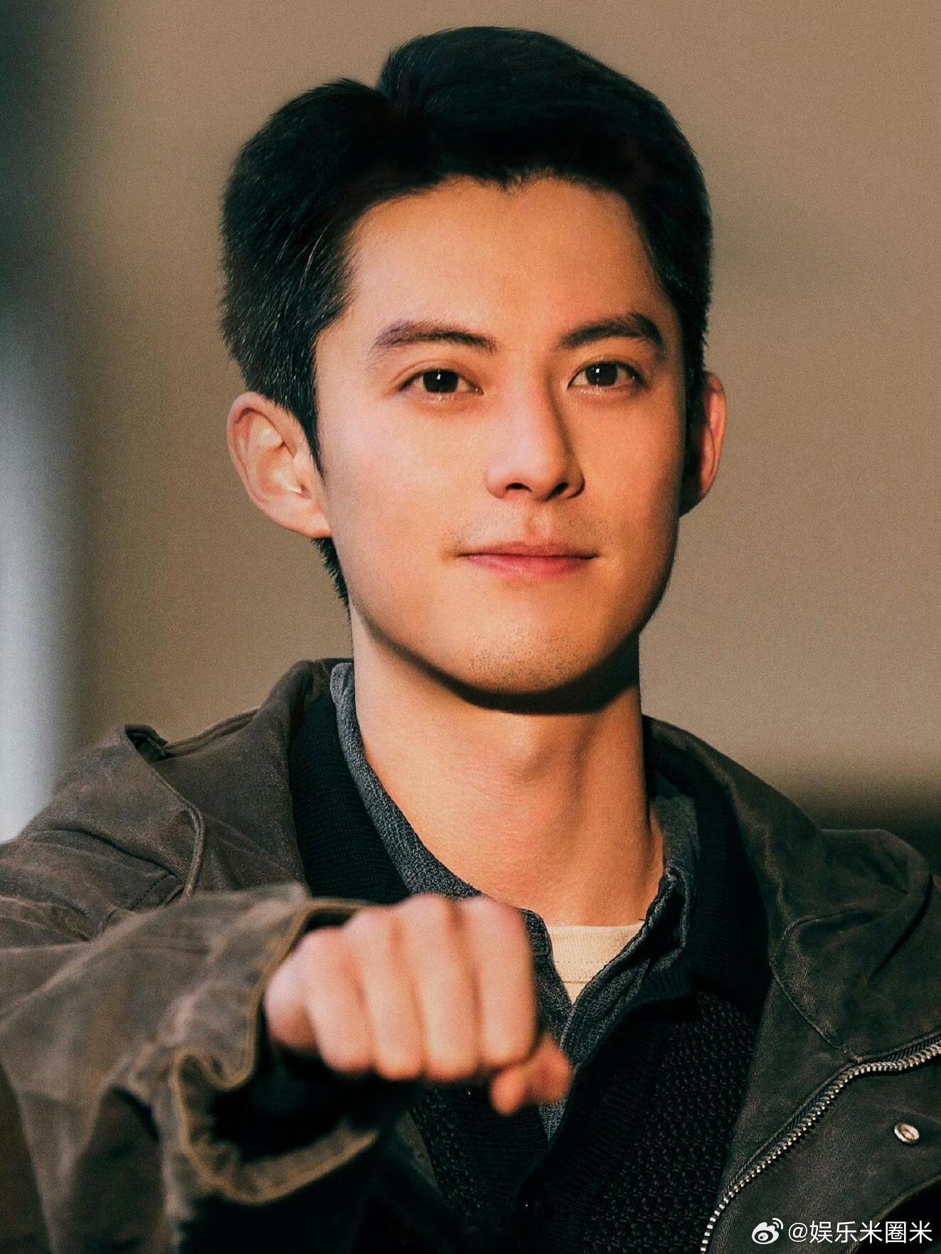 黑夜告白制片人陈祉希长文告白王鹤棣制片人陈祉希走心长文夸赞王鹤棣，幽默好学无偶像