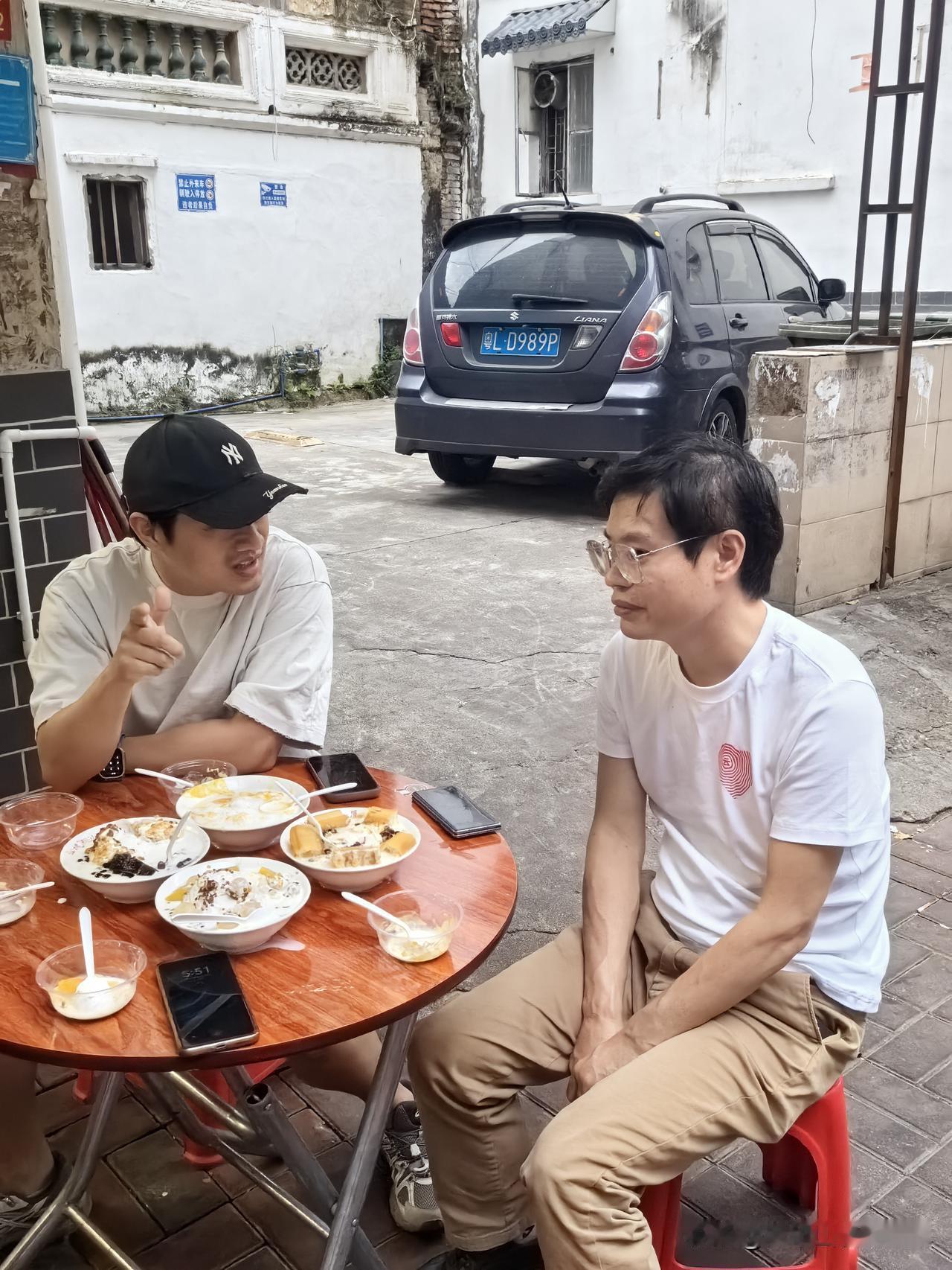 有人打爆一家店都感觉非常难
小郑却在惠州轻松打爆整条街
这位90后连续创业者真是