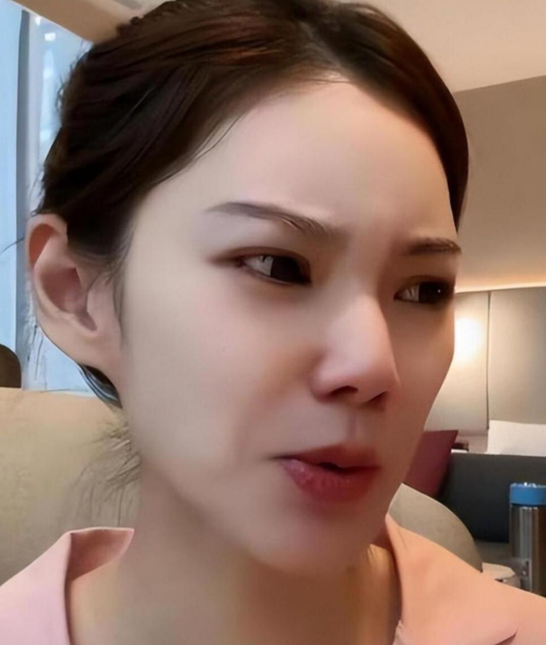 马筱梅生完儿子后彻底变脸了，
有人问她继子女玥儿箖箖的事，
她直接说：那俩孩子姓