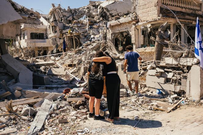 特拉维夫的以色列人哀嚎自己家园被炸给这张照片取个名字 