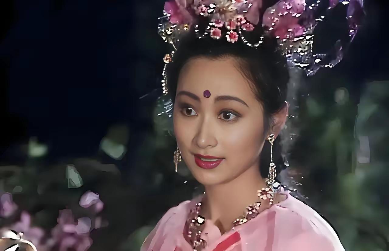 老版是纯天然的自然美，耐看经典，新版是人造美，看着恶心，想给她一个耳巴子
你觉得