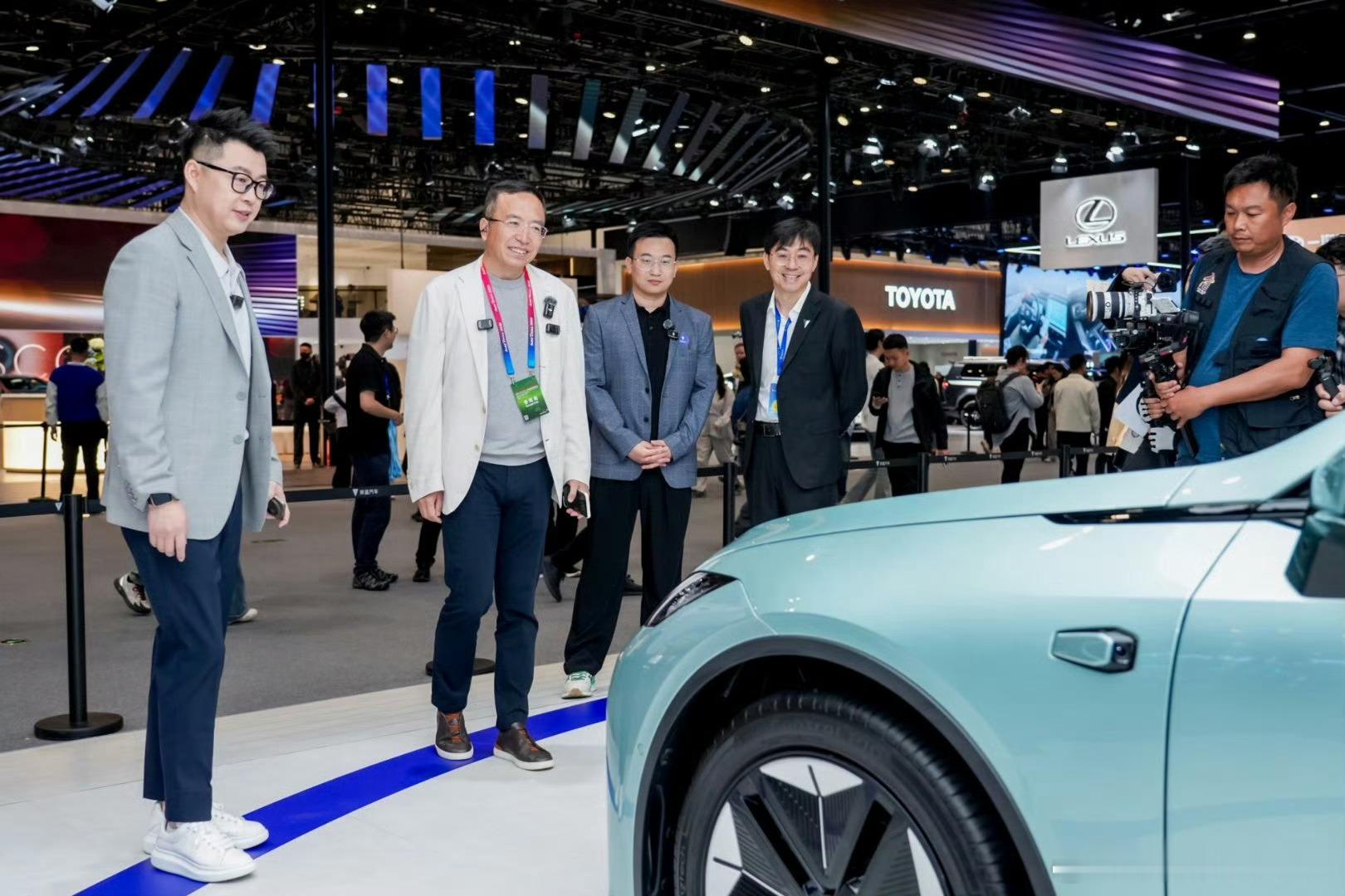 明哥和海荣哥在北京车展重逢从荣耀出来的老将，从队友变成了最熟悉的对手