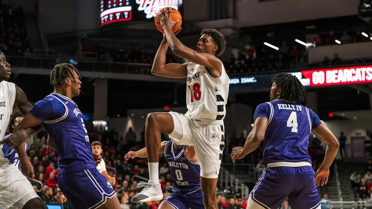 辛辛那提大学以76比58战胜了塔尔顿州立大学。辛辛那提大学的先发大四西班牙锋线巴