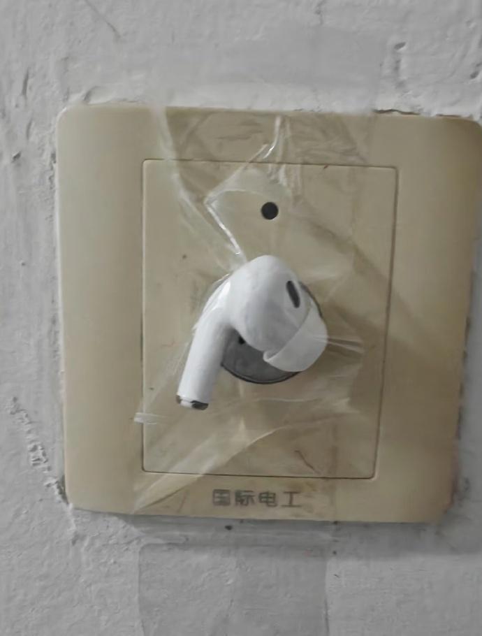 新时代的读书偷光，把耳机粘在走廊声控灯上