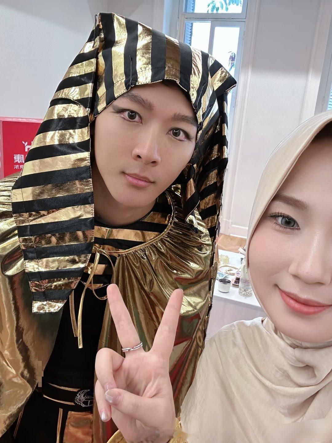 张晚意埃及妆细节来了[泪奔][泪奔]居然还画了全包眼线 ​​​