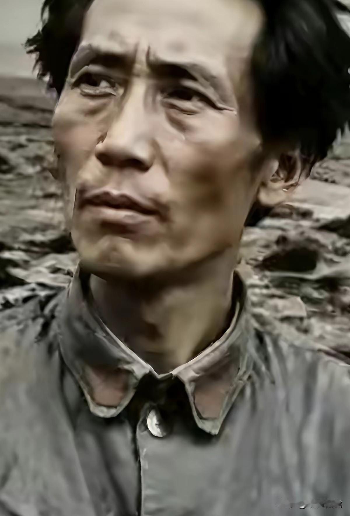 这是毛主席领导红军刚结束的的模样。他瘦骨嶙嶙，却依然目光灼灼，神态坚定。他领导红