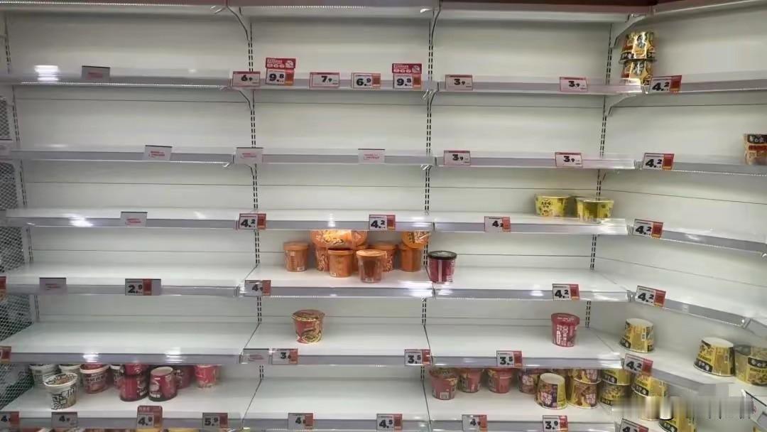 在超大台风“桦加沙”来临之际，广东多地超市出现了市民抢购生活物资的现象，大伙请看
