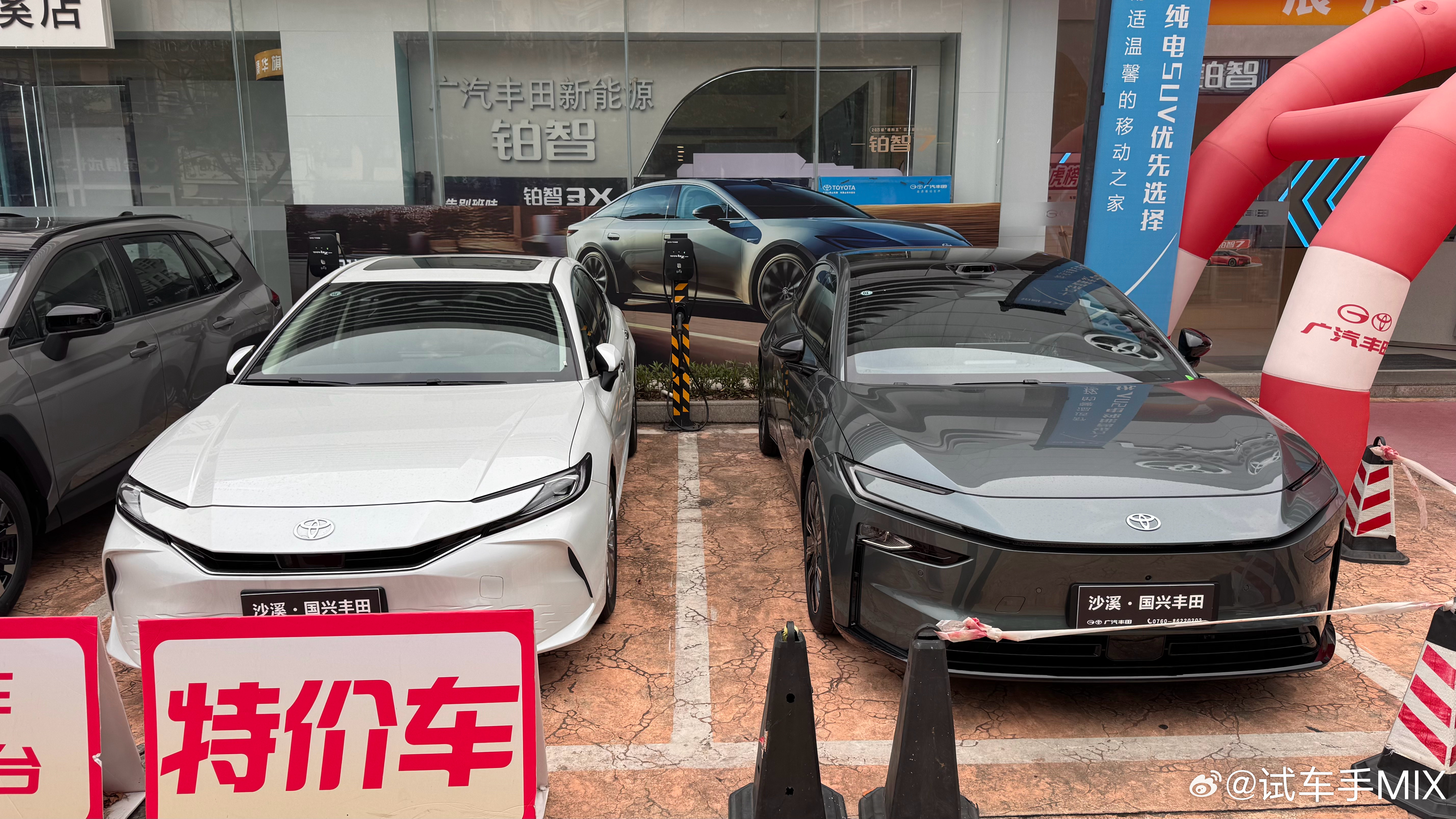 一个是纯电，一个是燃油长得是一对孪生兄弟的样子而铂智7会稍微大只点，气场会更好不