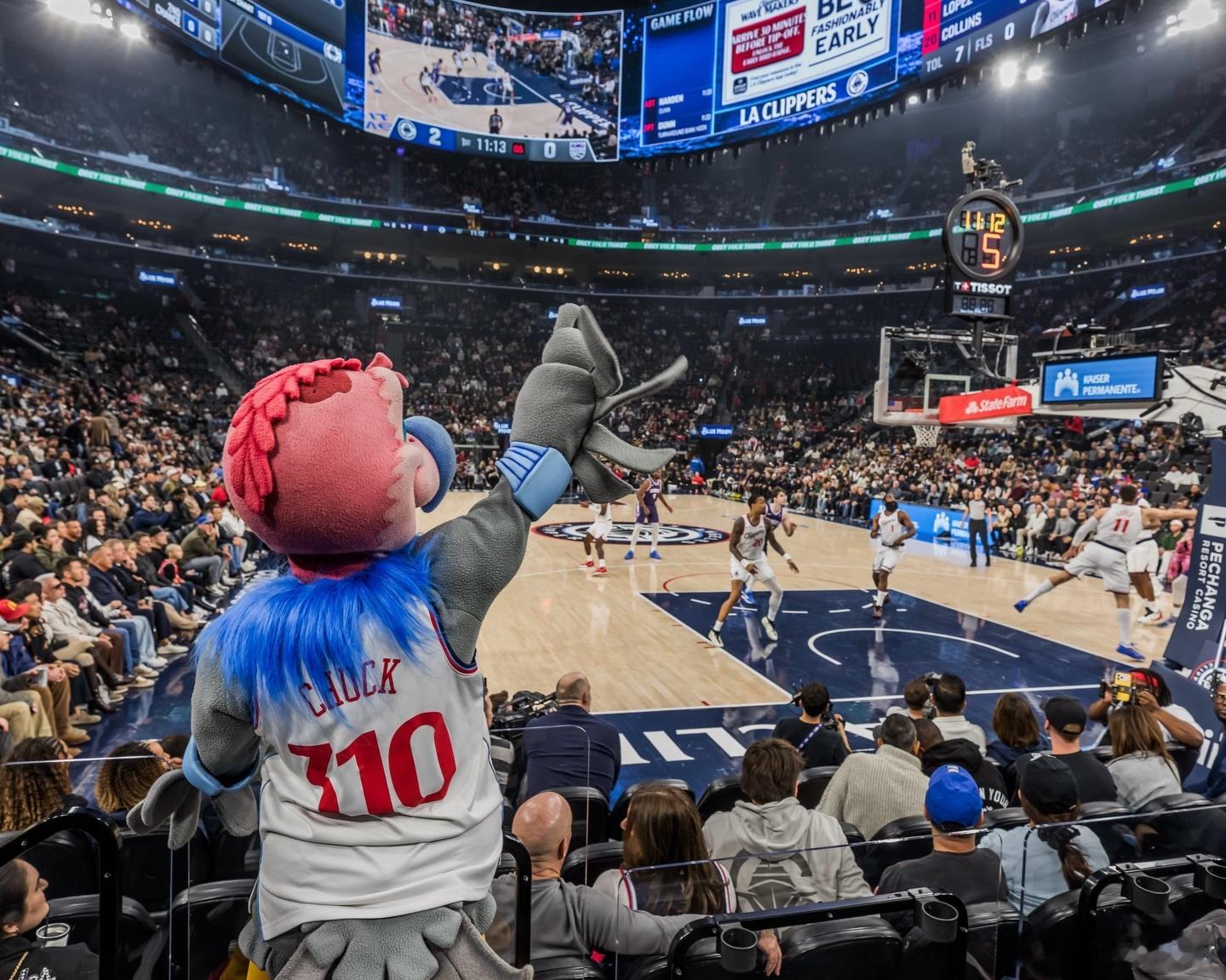 快船记者Farbod Esnaashari：“尽管快船队本赛季的表现堪称奇迹，但