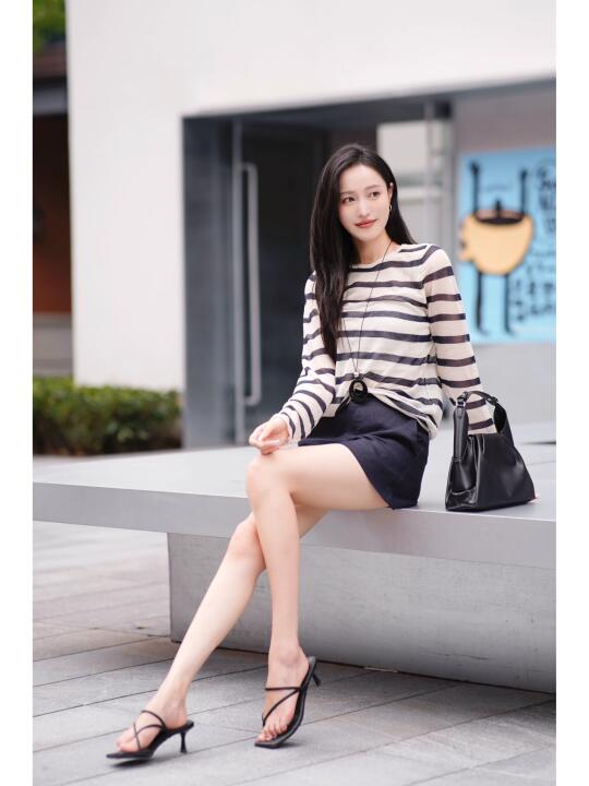 条纹带来的不费力松弛时髦感