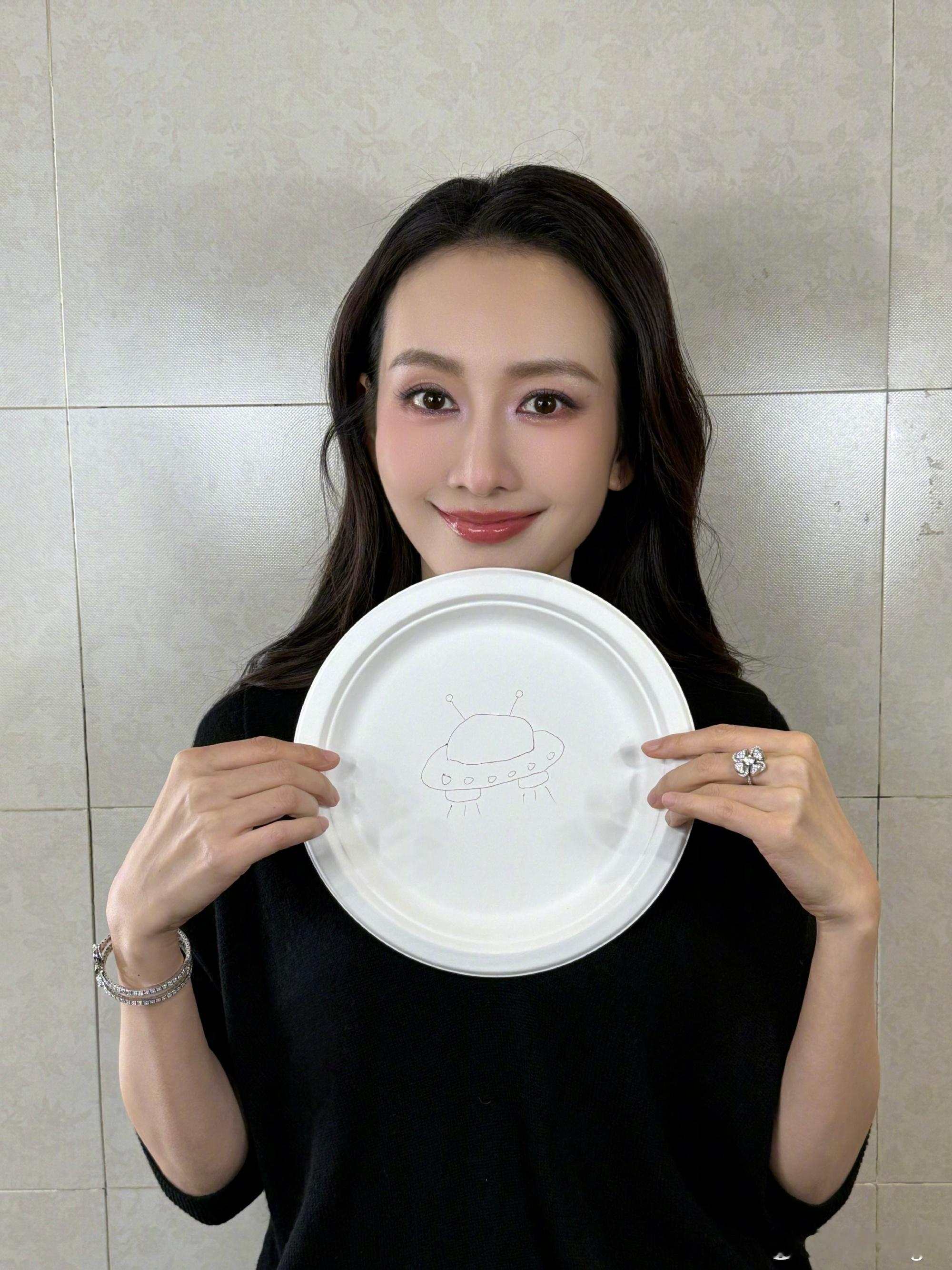 王鸥 回不去了  曾经一起有过的开怀大笑，笑声仿佛还在耳畔回响。 