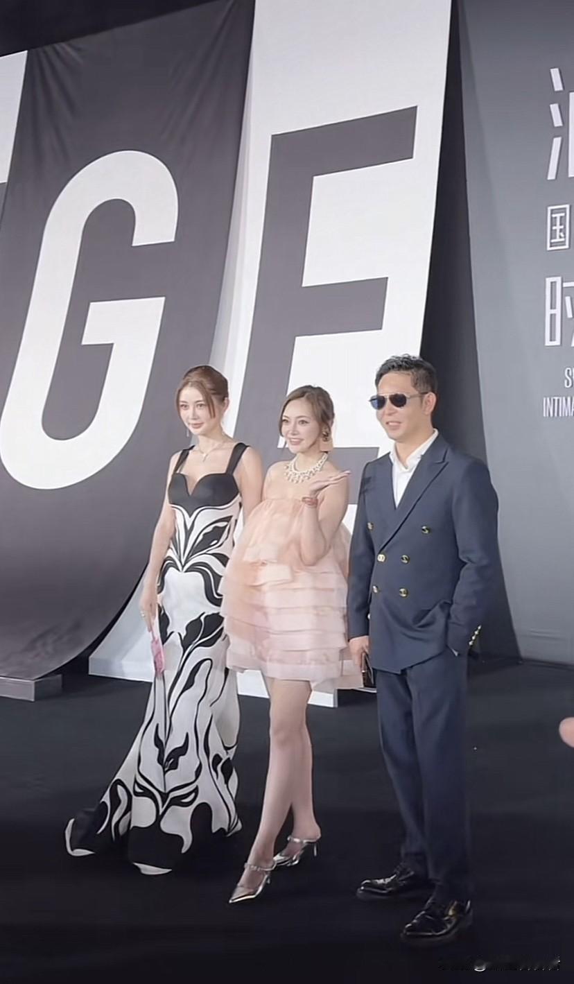 盈公主和前男友同框出现在服装博览会上，盈公主落落大方，前男友却很是尴尬，不敢直视