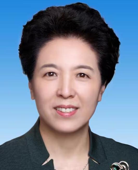 她，1962年生，1978年从政，2025年结束从政生涯，如今官宣被双 开...