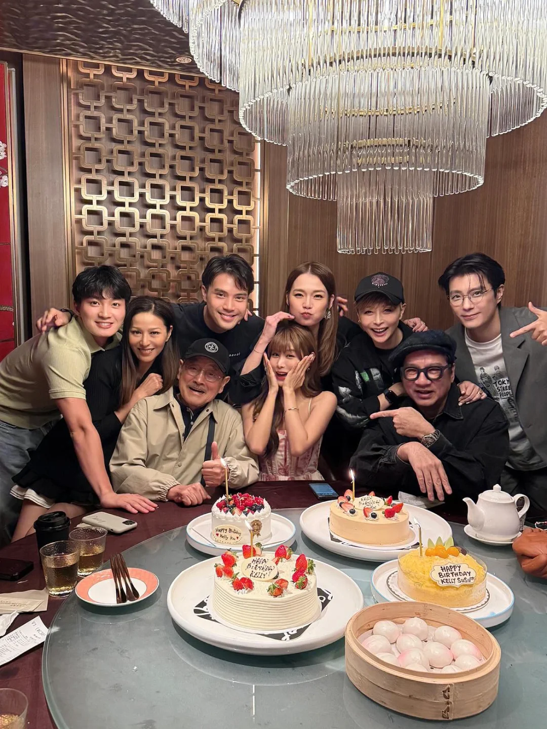 TVB《爱回家之开心速递》主演为古佩玲庆生