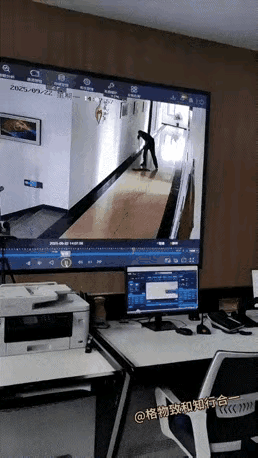 “看着都疼！”一名消防员正在认真的用拖把拖着走廊，地板光洁如镜。突然警铃响了，在