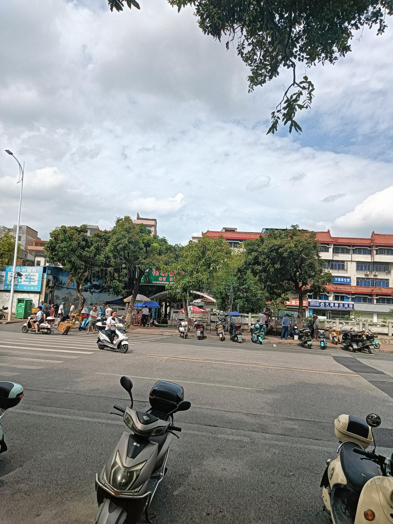 上午经过贵港市港北区和平路四方塘，所见这里摆摊的明显减少一问原来是又规范管理了。