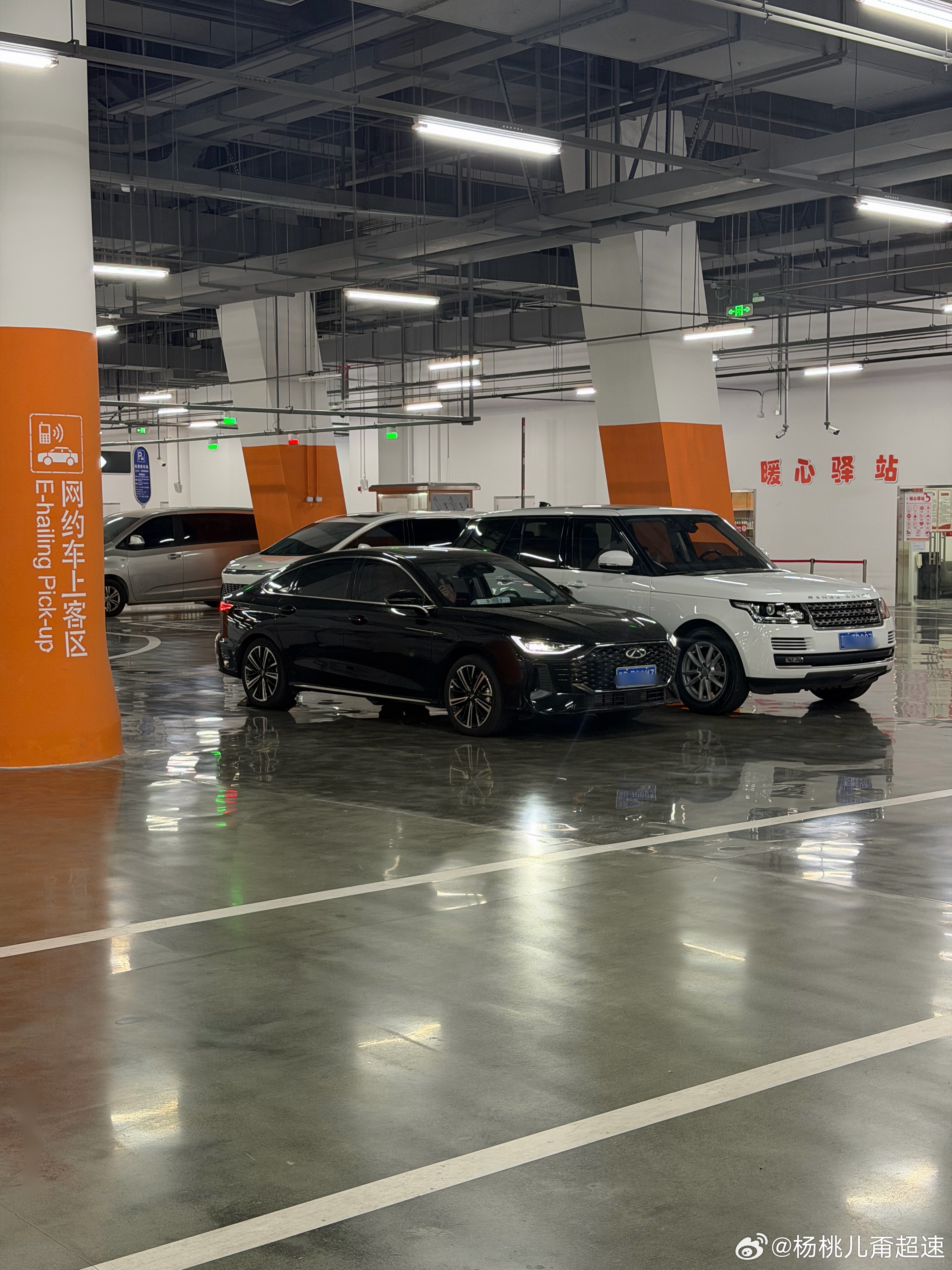 说实在的。。以前没觉得像的这么明显今儿猛一抬头真以为虎子旁边停了辆奥迪。。如果图