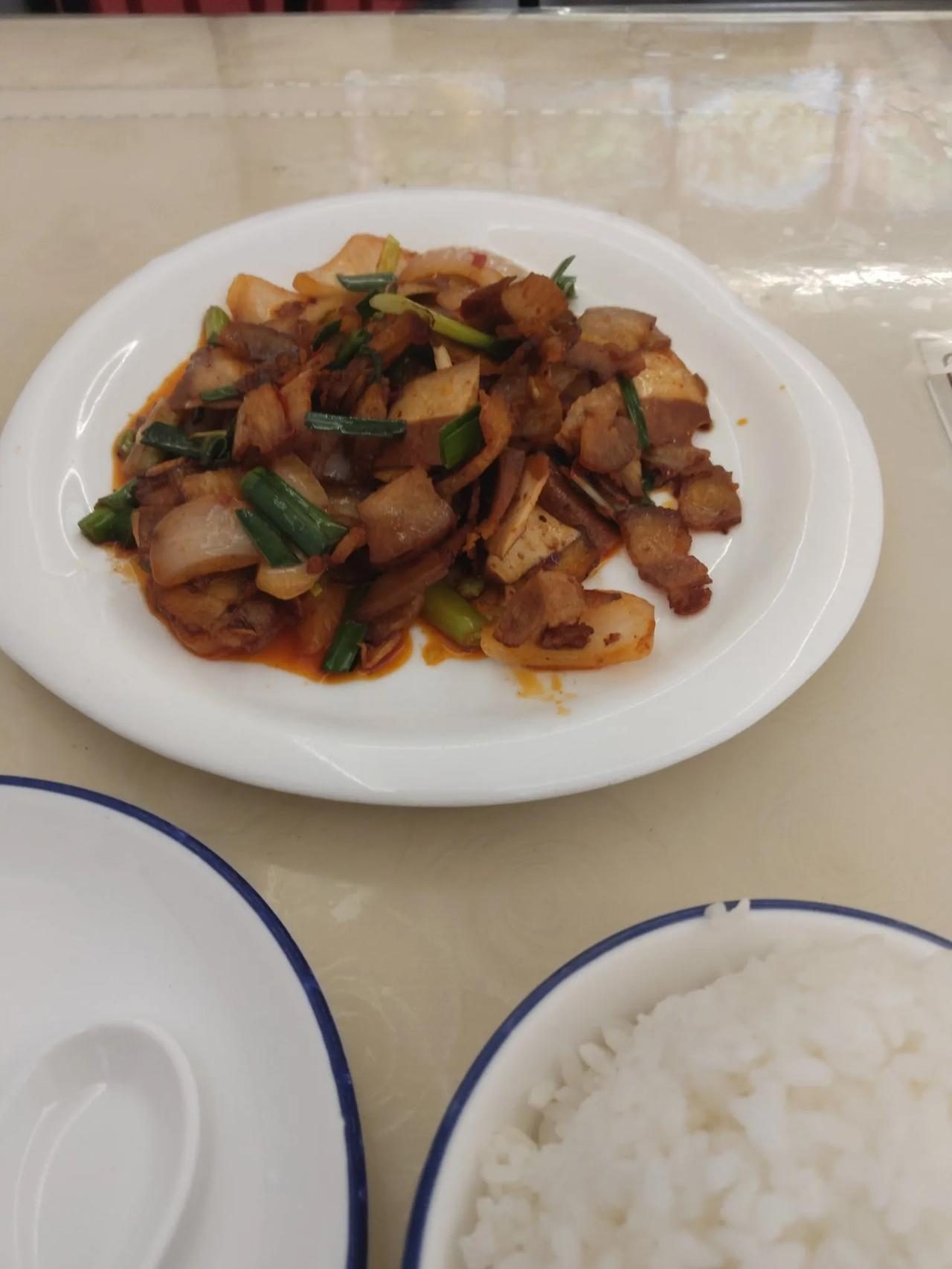 中午，去杭州高沙小区理了发，人要迎来好运，首先要去掉旧头发。

理完后，心情倍爽