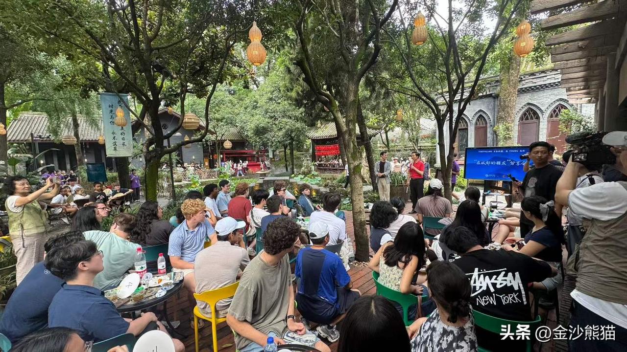 西南交大外国语学院联动四川省戏曲名家工作室和非遗传承人，周末在成都市人民公园向来
