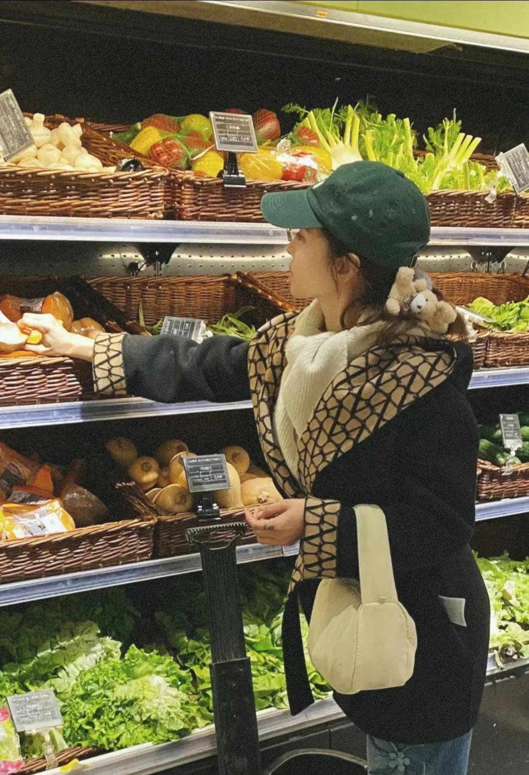 亚洲天后蔡依林还有这么一面，到达法国巴黎去超市买菜，这是要自己下厨吗？这也太全能