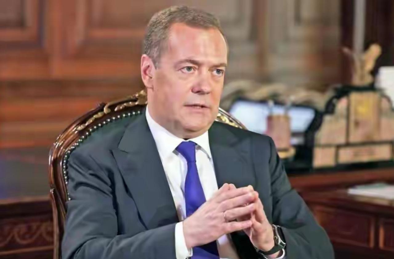 酒蒙子又岀开始画红线了，但是有用吗？要是数一数，酒蒙子画的红线编织一件红毛衣都够