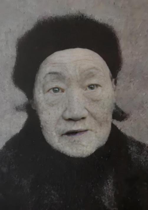 "我要去。霞姑是为穷人死的，不能让她就这么躺在外面。"长辈拉住郑家娟："你孩子还