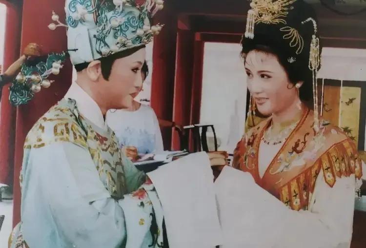 孙道临导演的越剧电视连续剧《孟丽君》和实景版《庵堂认母》都是偏向写实的，都是按影
