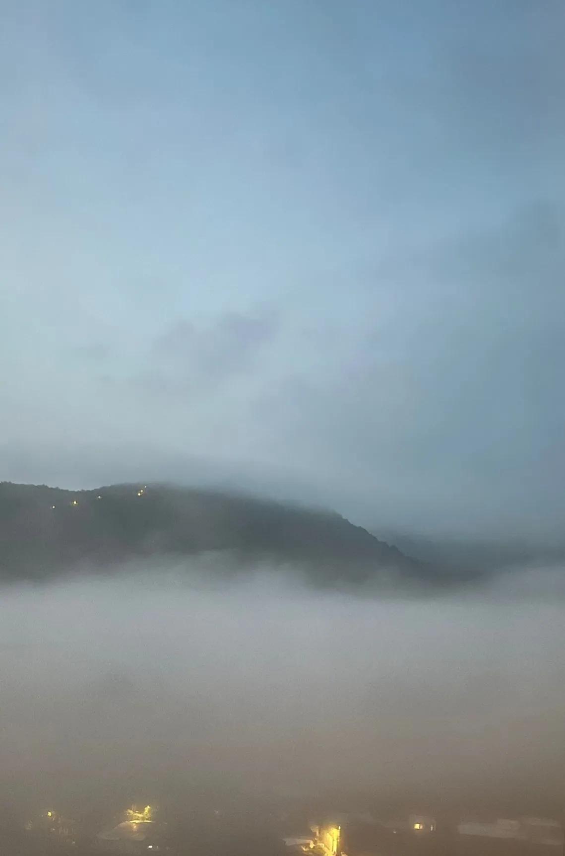 一别经年，回首弹指间。
午夜梦回，那人在眼前。

醒来，拍拍额头笑笑。
窗外，黄