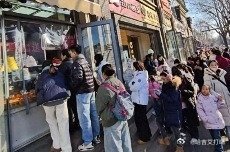 凤凰新闻【京城炸鸡界杀出一匹黑马！15平米小店，月入45万】用“豆汁酱”做炸鸡，