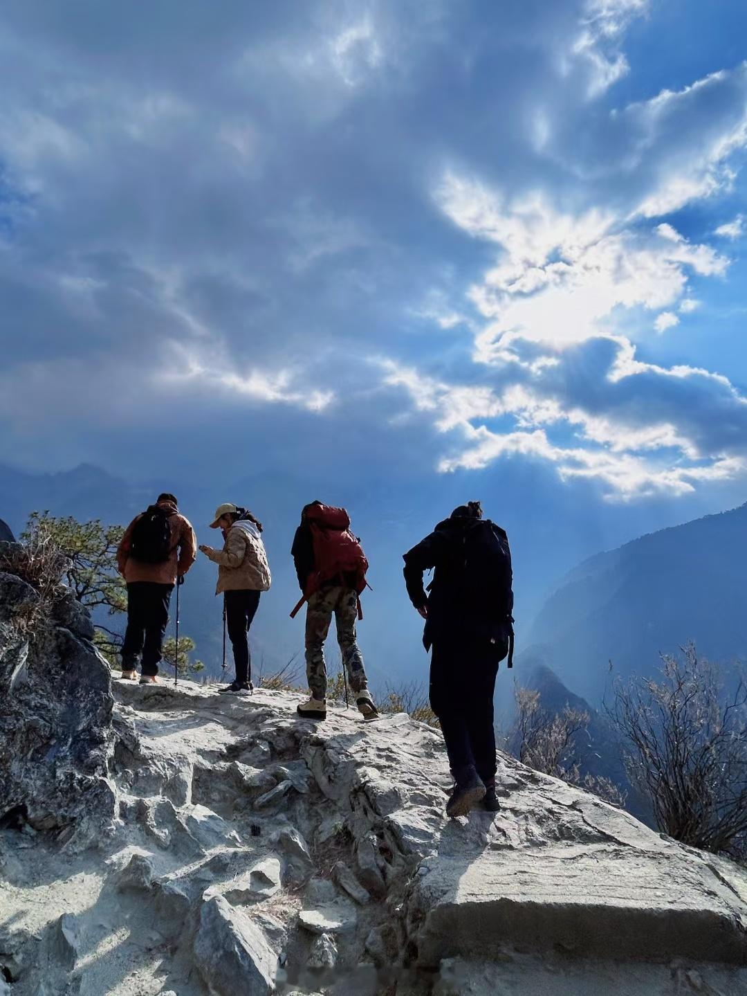 虎跳峡高路徒步，世界十大经典徒步线路，就在云南等你！#云南旅行##丽江旅行# ​