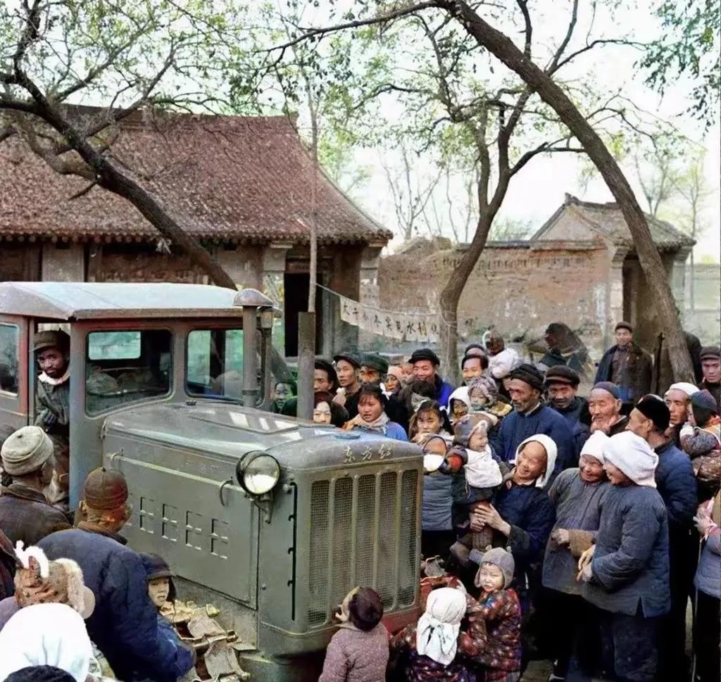 1955 年，洛阳一拖奠基，就此踏上伟大征程。巅峰之际，4 万余名员工齐心协力，