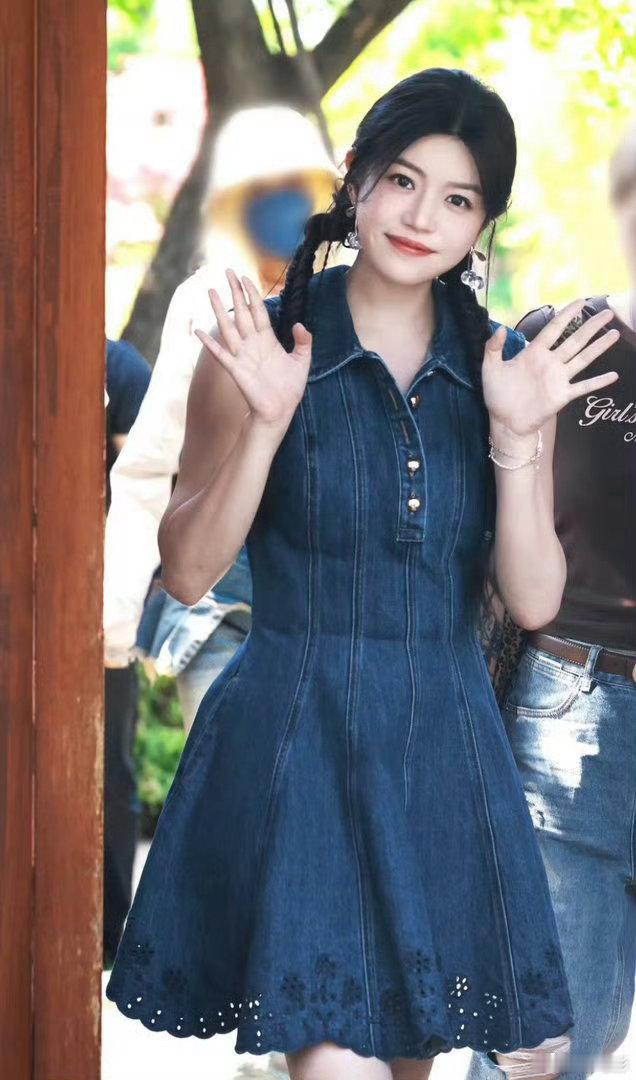 高卿尘的绅士手让陈妍希笑场了明明是同台演唱，却被两人有趣的互动抢足了镜头。 