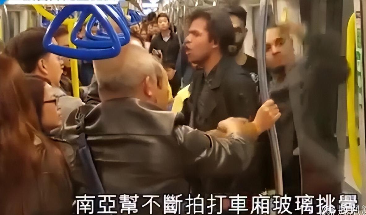 香港地铁车厢里，三名醉醺醺的印度青年强行围堵调戏一名19岁中国女孩，就在这千钧一