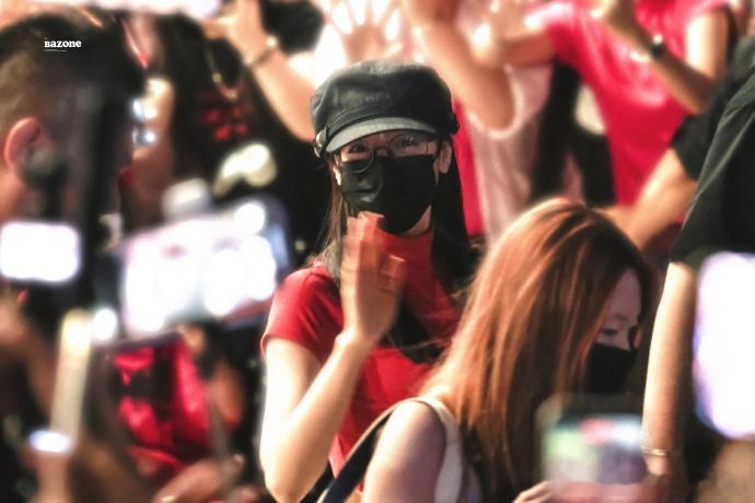 迪丽热巴把万千少女的真心抱在怀里 那一大兜信递过来的时候，她没有犹豫，直接稳稳接