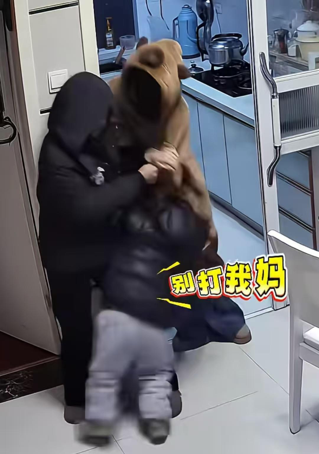 安徽，女儿说话态度不好，妈妈出手教育，结果女儿还手，小儿子看见立马冲出来喊“别打