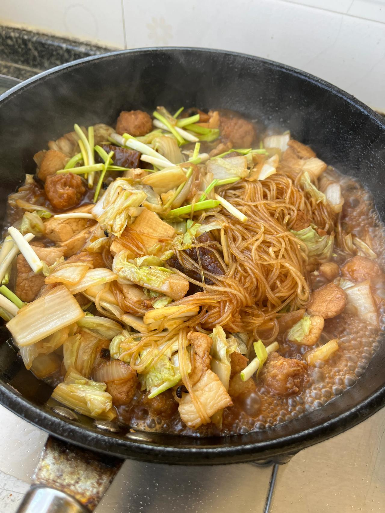 越来越会做饭了，从以前的不会炒肉，到现在的得心应手，什么事情都是慢慢来，熟能生巧