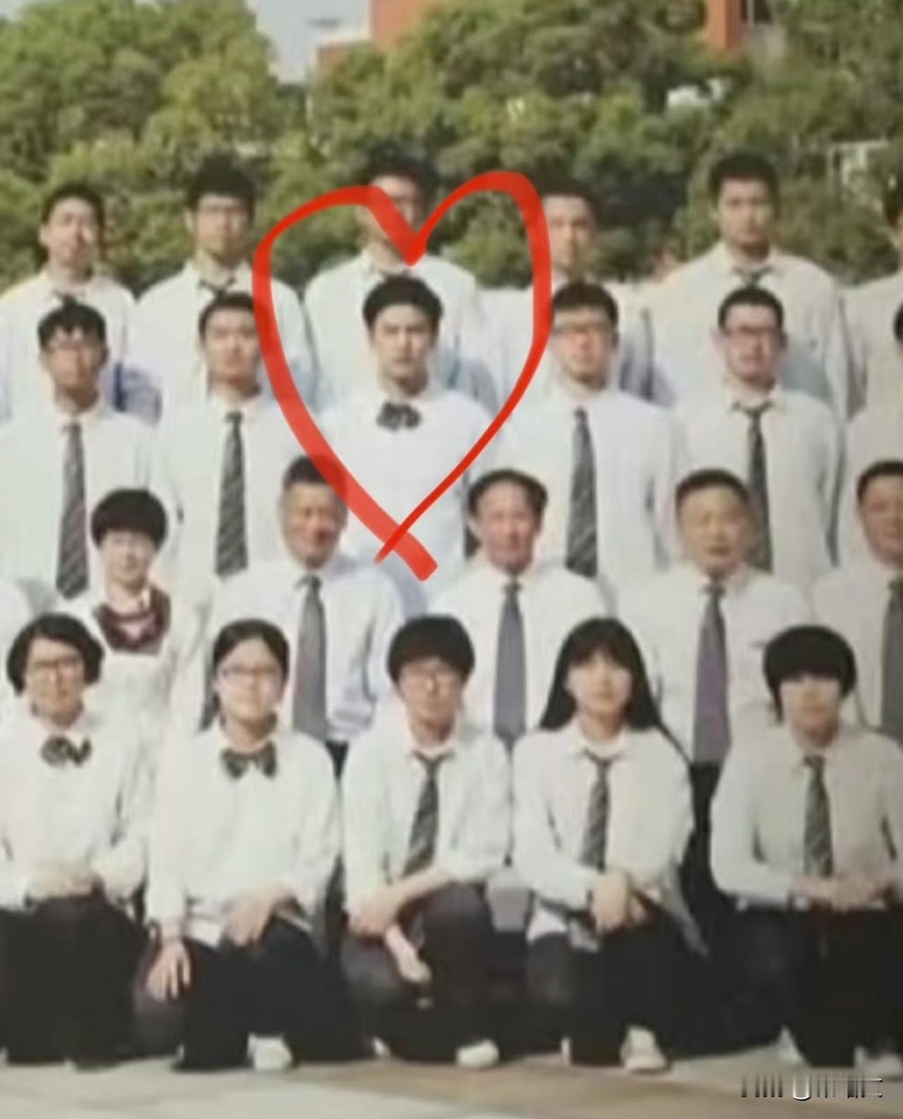 张凌赫毕业照太敢穿！男生堆里扎女生领结，早藏着反差萌密码
 
张凌赫的毕业旧照一