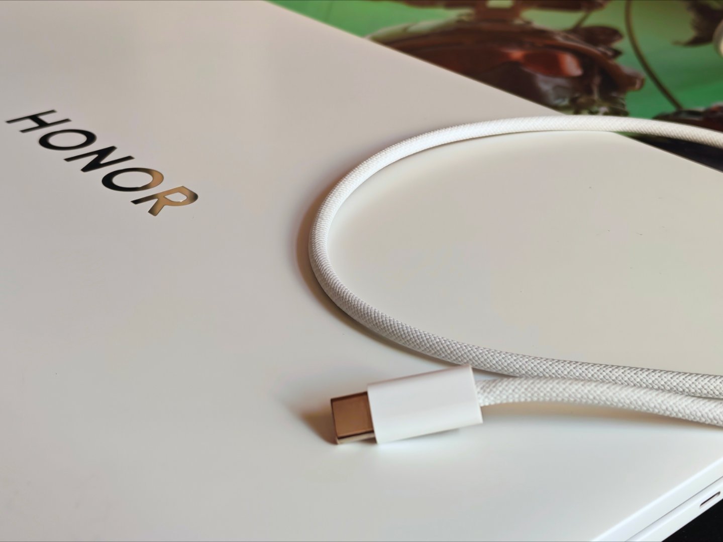 荣耀MagicBook Pro16月光白配色是真的好看，就连附赠的充电线也很精致