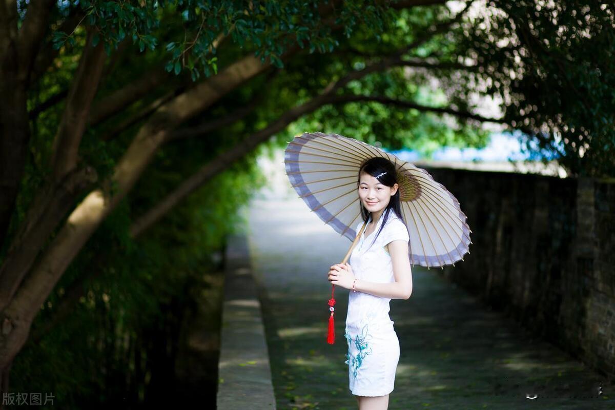 《水乡佳人》
烟雨江南梦，青石古巷深。
佳人油纸伞，浅笑醉春心。
眉似秋山黛，眸