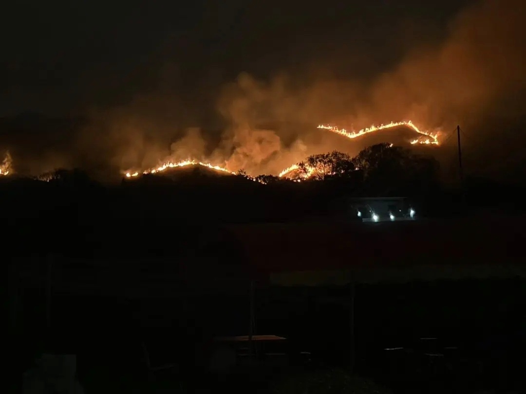 2月26日下午，香港粉岭坪峰附近发生山火，火势长约百米，持续燃烧数小时未灭，火情