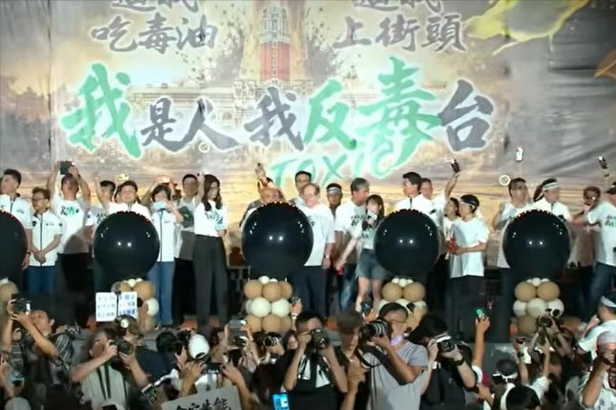 12位县市长集体缺席，郑丽文孤独刺破黑色气球，到底是意外还是故意？

昨天晚上的