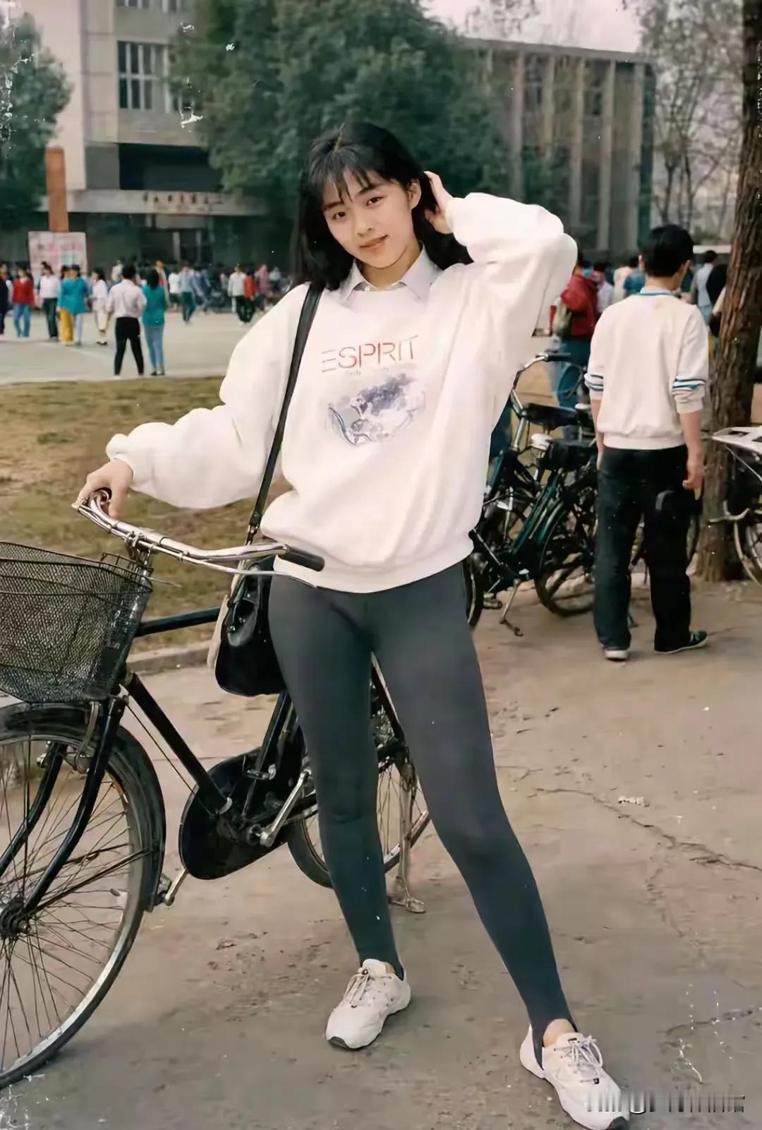 美女时尚多，
骑着自行车。
独行几十里，
街上来购货。
