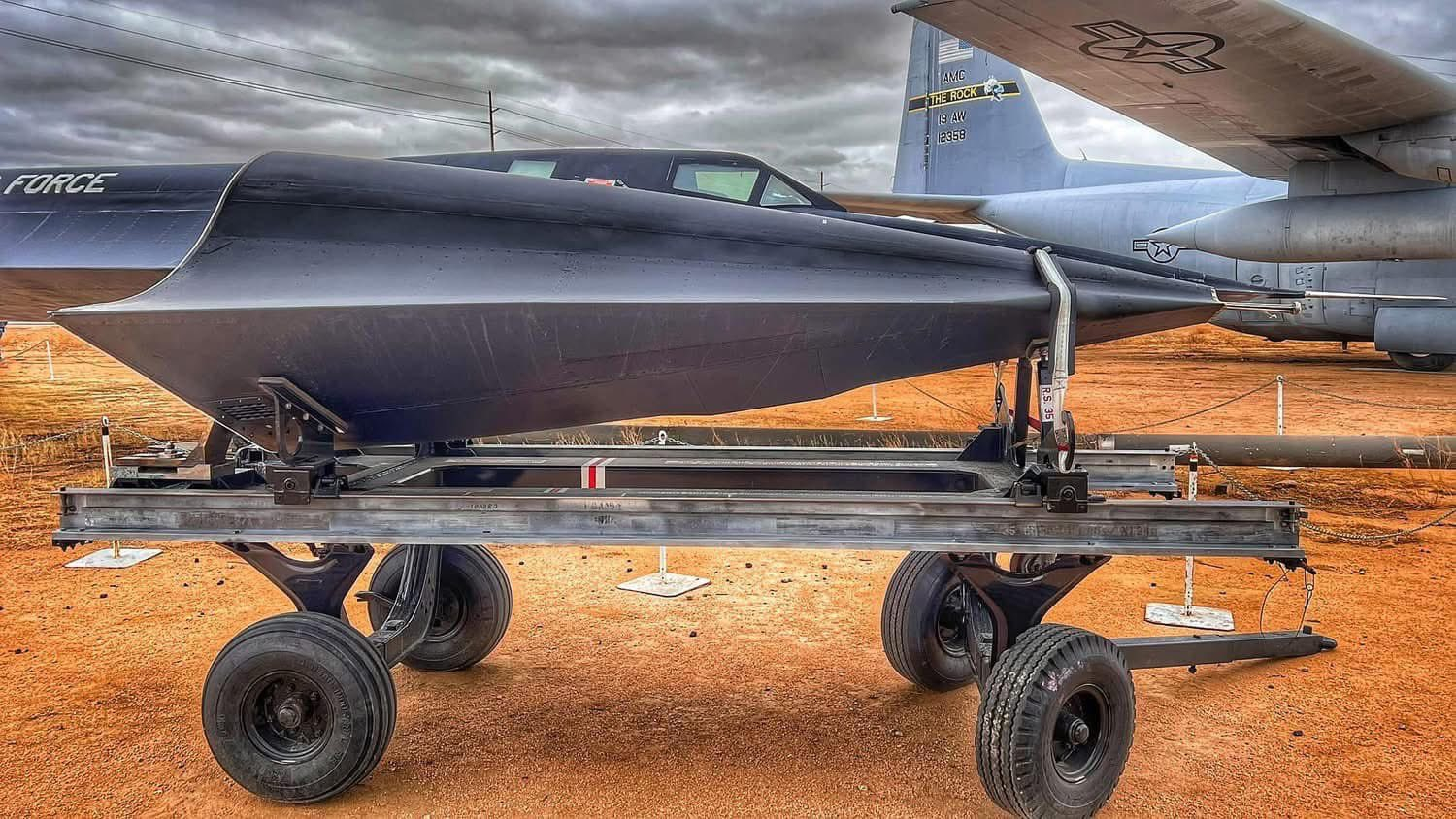 以防你不知道，SR-71也可以“选配”机炮的 