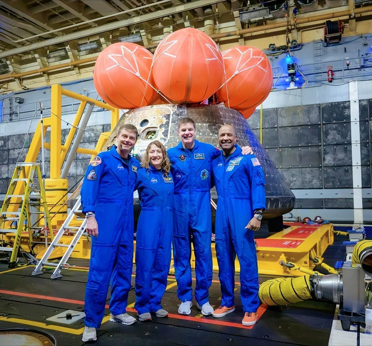 4月11日星期六，在返回地球一天后，“阿尔忒弥斯二号”乘组的宇航员在美国休斯顿艾