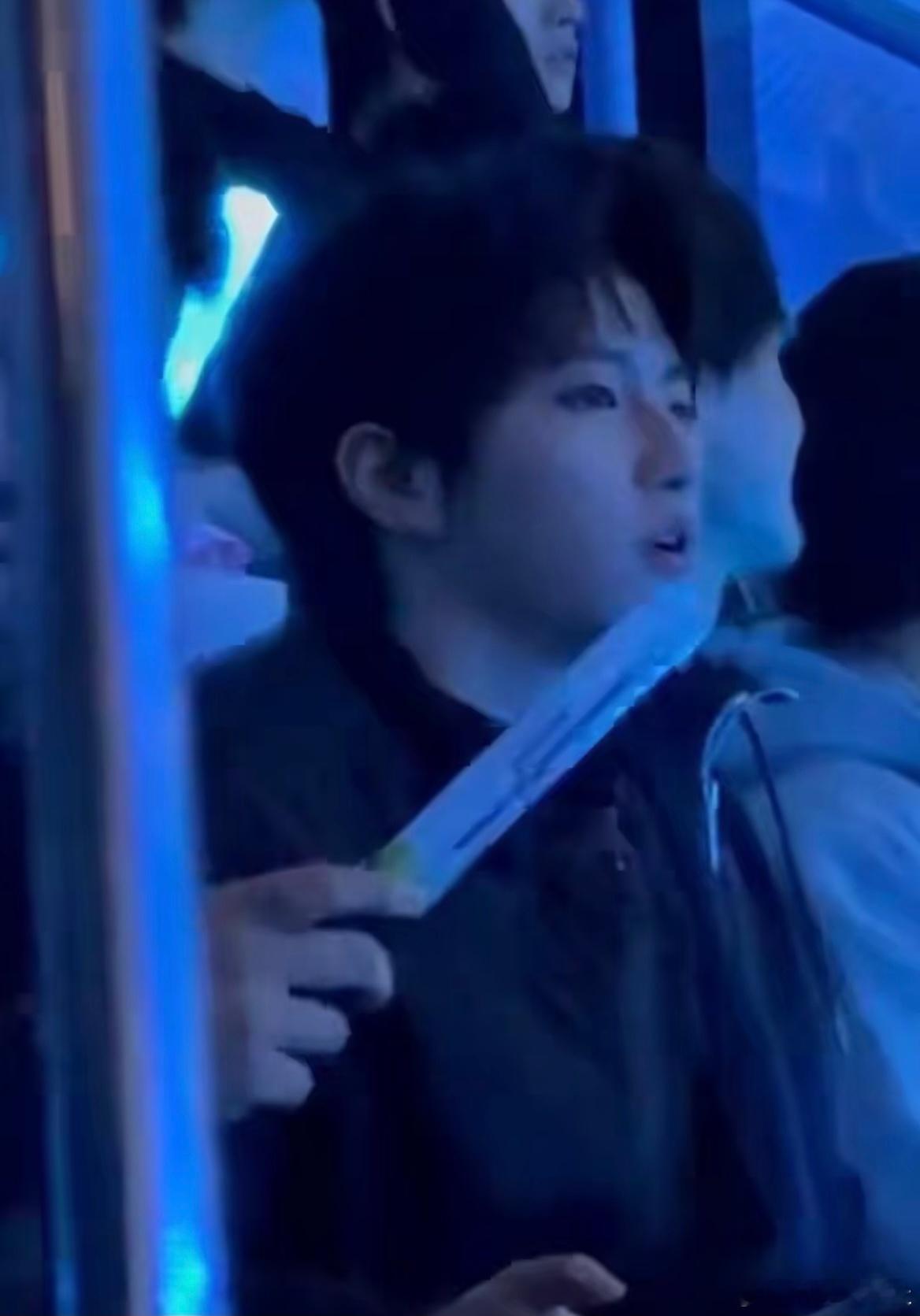 啊啊啊穆祉丞去看张杰鸟巢演唱会了，和沈凌何炅宋丹丹李维嘉吴昕坐在一起！穆祉丞看张