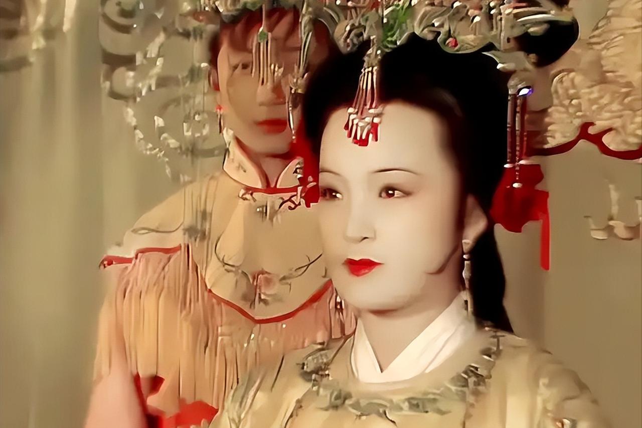 皇宫里死个妃子，正常。但死在省亲刚过两年、家族刚刚封赏完毕的节骨眼上——这就不正