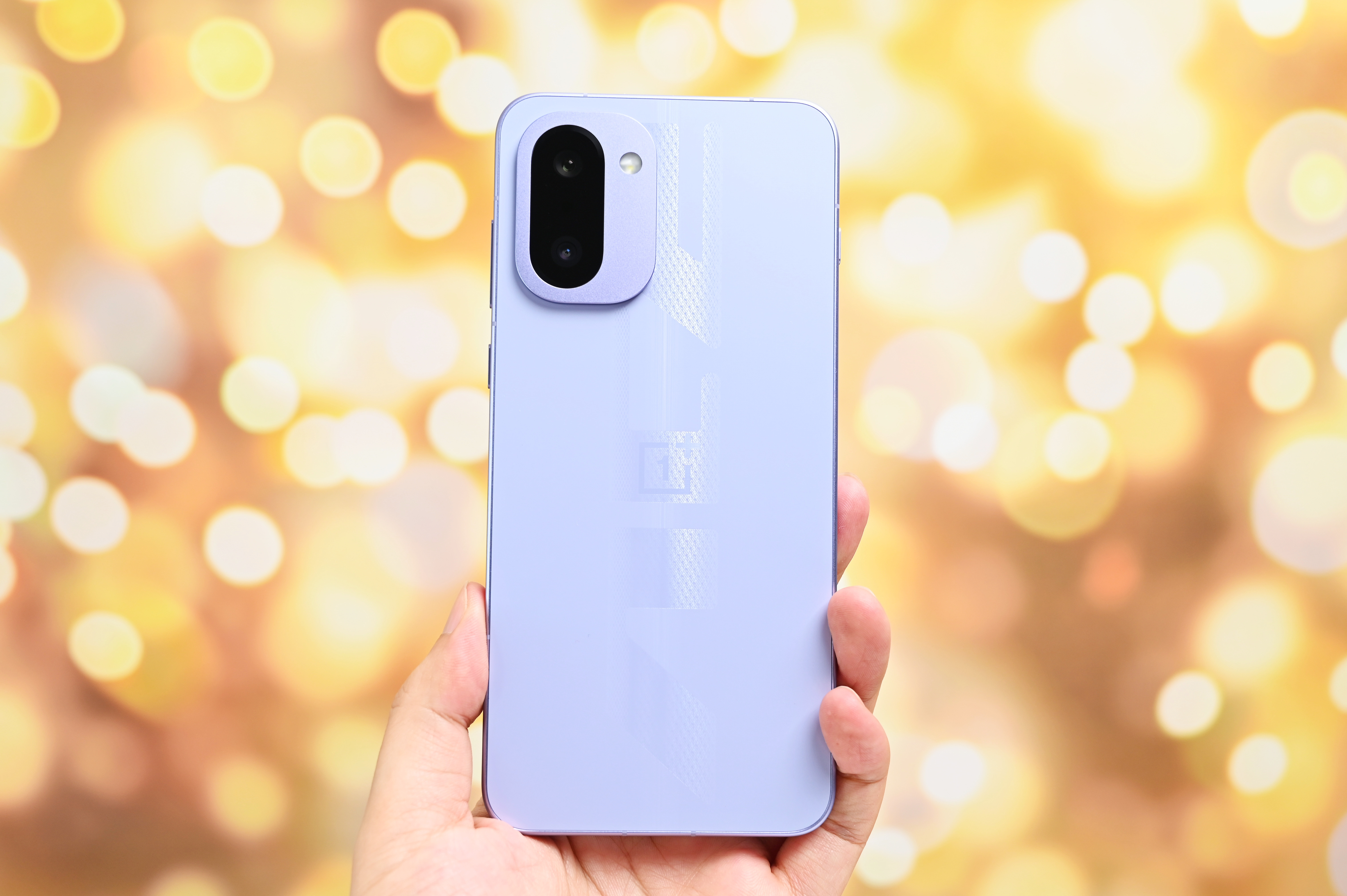 来一组一加ace6t电光紫配色图赏，后壳专属的ACE大Logo辨识度拉满。玻纤背