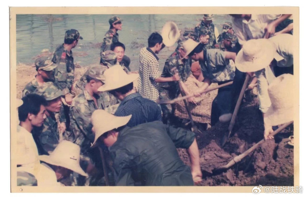 浙江一女孩有35个老兵爸爸。今天看到一条让人眼眶发热的消息：浙江平湖有一支特殊的