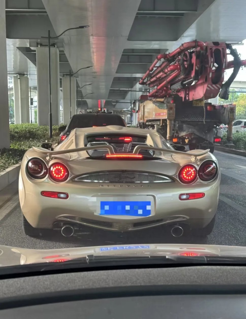 这什么车？没见过，像蛇一样 ​​​